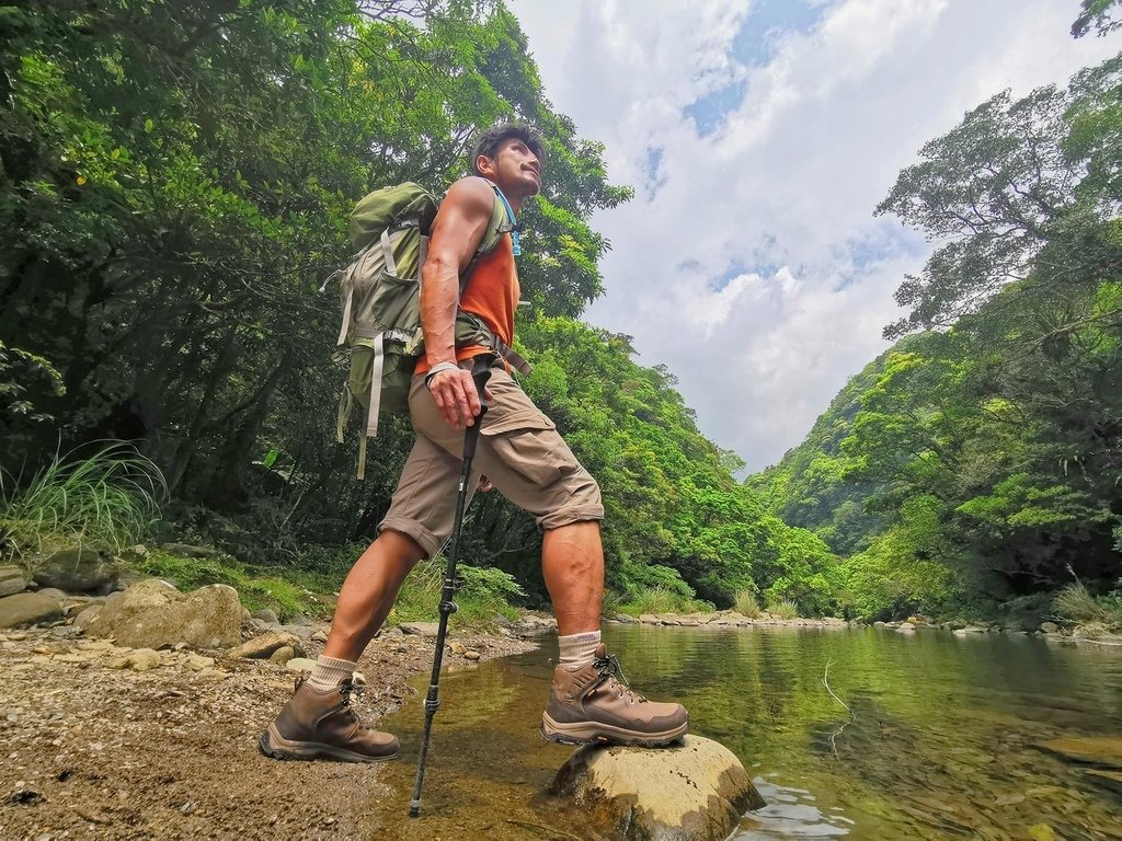 穿著 TEVA Riva Mid RP 野型派專業登山鞋來場