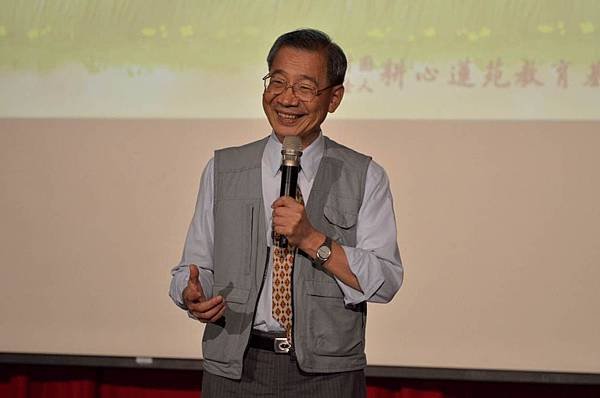 鄭教授演講時時保持微笑，講演內容豐富又不失幽默.jpg