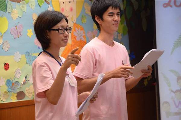 負責主持節目的宜亭老師和世倫老師.jpg