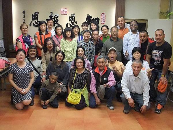 短短團圓後，留下大合照做為雋永的記憶.jpg