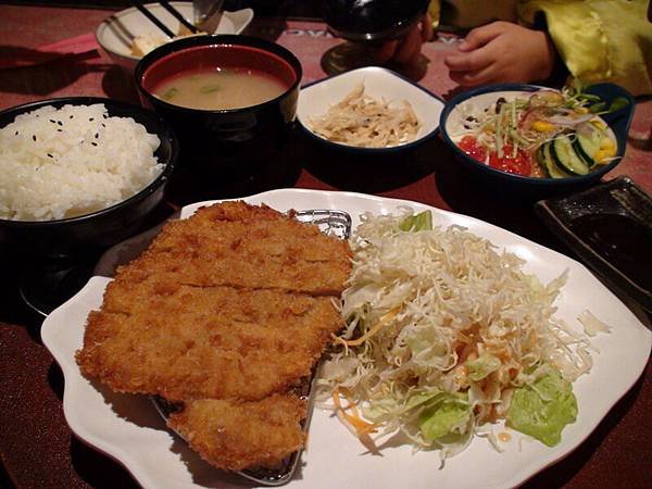 櫻之町-豬排飯 NTD250