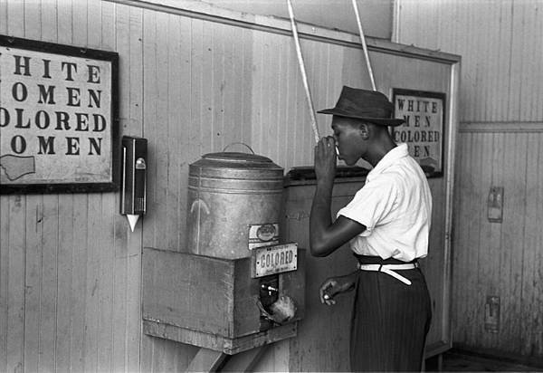 -Colored-_drinking_fountain_from_mid-20th_century_with_african-american_drinking.jpg