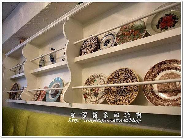 DSCF4523牆上的盤子們.JPG