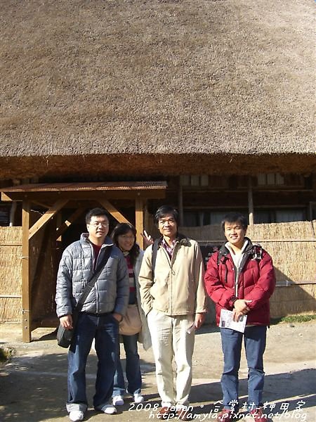 在神田家門口合影