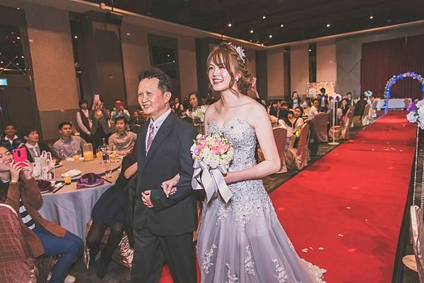 爸爸開心又不捨.jpg