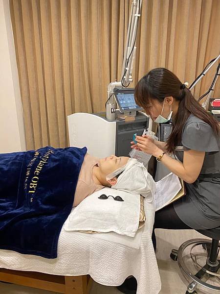 21先用膠帶貼住毛髮，以避免等等皮秒雷射時，毛髮會燒焦.jpg
