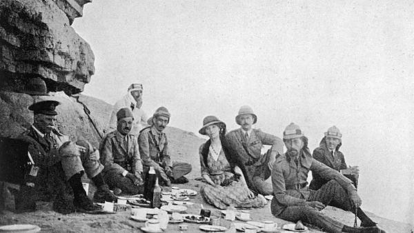 9_1_Gertrude-Bell-pictured-picnicking-in-Iraq-with-King-Faisal-I-second-right