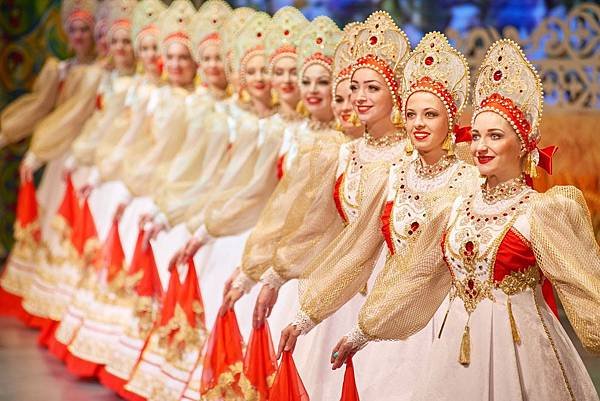 Russian_folklore_Russian_dances_and_kokoshnik_русские_танцы_и_русские_костюмы_кокошник.jpg