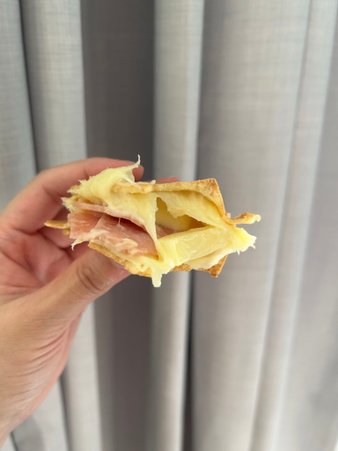 台中美食-遇.脆皮車輪餅 飽滿大顆 超真材實料｜起司拉這麼長