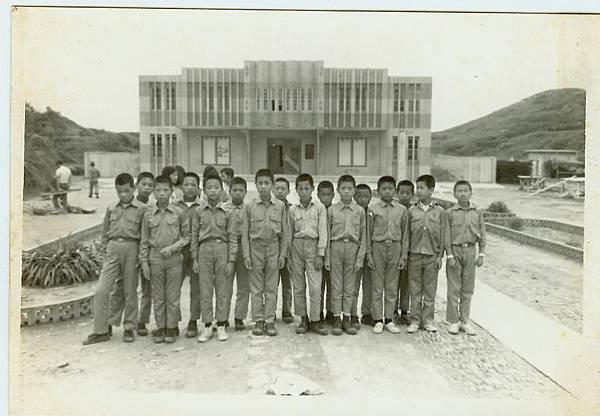 民國60年代東莒中正堂(相片右側空地後來建國軍英雄館).jpg