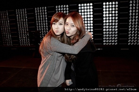 snsd jessica fx krystal in new york.jpg