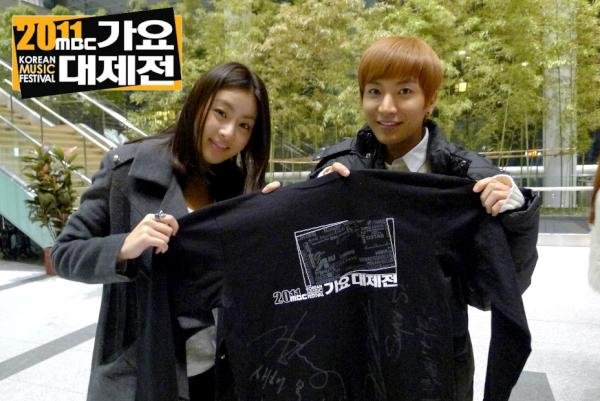 kang sora leeteuk autographed tshit event (4).jpg