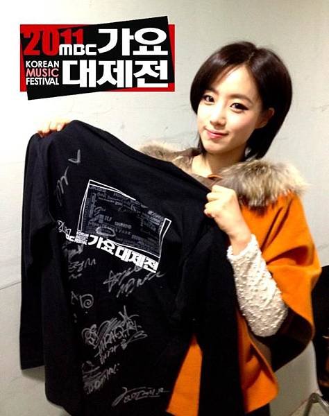 tara eunjung autographed tshit event (3).jpg