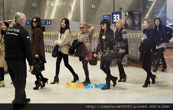 snsd arrival in paris (1).jpg