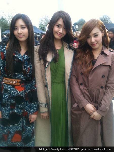 snsd at burberry fashion show (1)