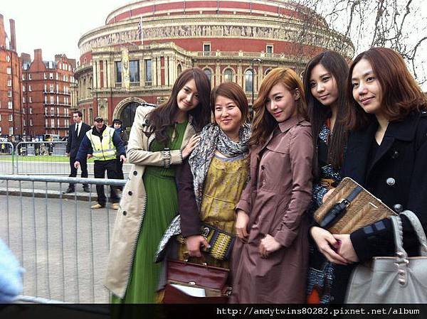 snsd at burberry fashion show (2)