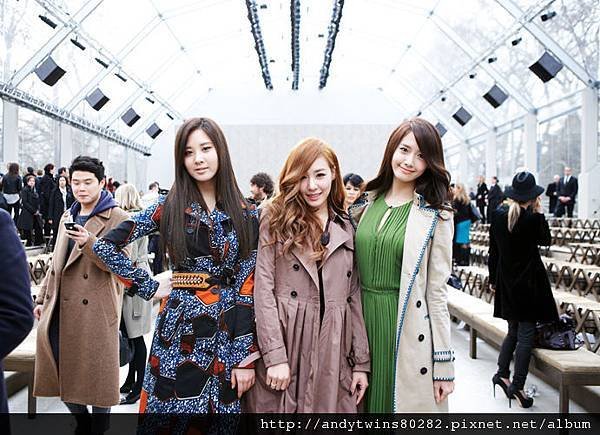 snsd Tiffany, YoonA and Seohyun burberry (1)