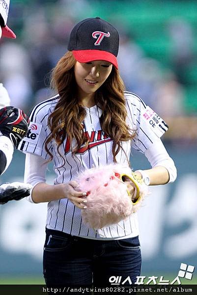 snsd jessical baseball pitch (2)