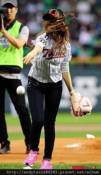 snsd jessical baseball pitch (5)