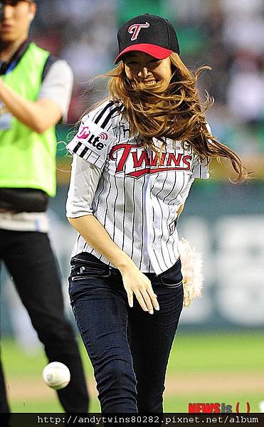 snsd jessical baseball pitch (7)