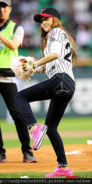 snsd jessical baseball pitch (9)