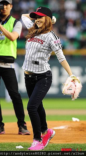 snsd jessical baseball pitch (10)