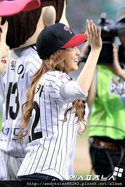 snsd jessical baseball pitch (15)