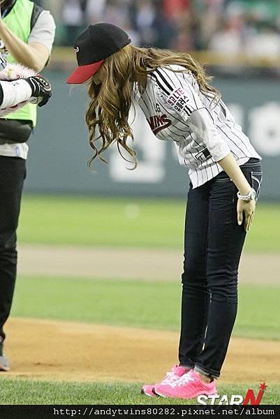 snsd jessical baseball pitch (17)