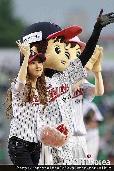 snsd jessical baseball pitch (21)