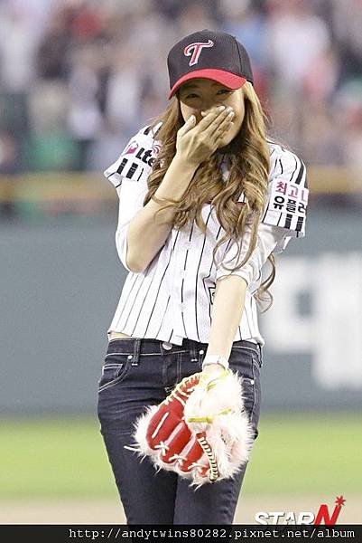 snsd jessical baseball pitch (29)