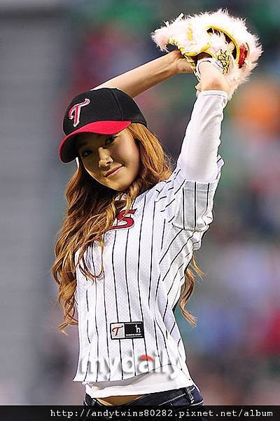 snsd jessical baseball pitch (44)