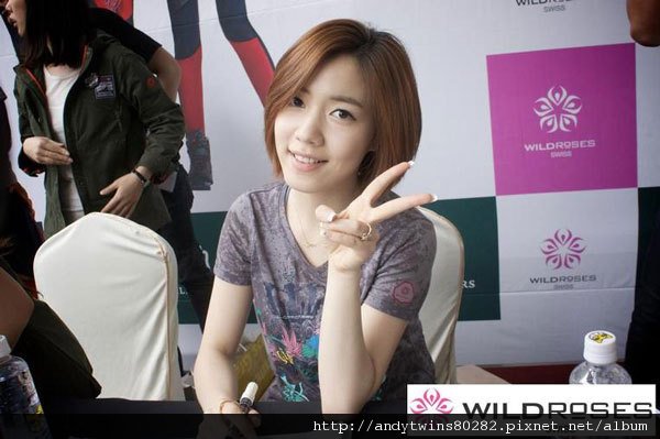 wild-roses-fansign-12