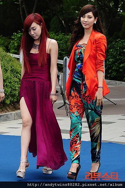 taetiseo at mnet 2012 20s choice awards blue carpet (1)