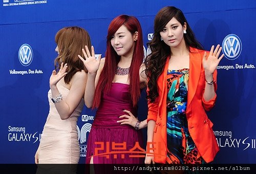 taetiseo at mnet 2012 20s choice awards blue carpet (3)