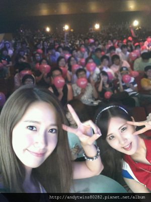 snsd yoona and seohyun with fans on music core