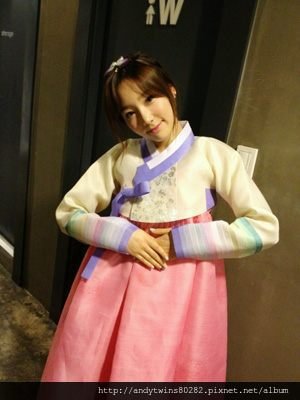 snsd taeyeon wearing hanbok 2012 (2)