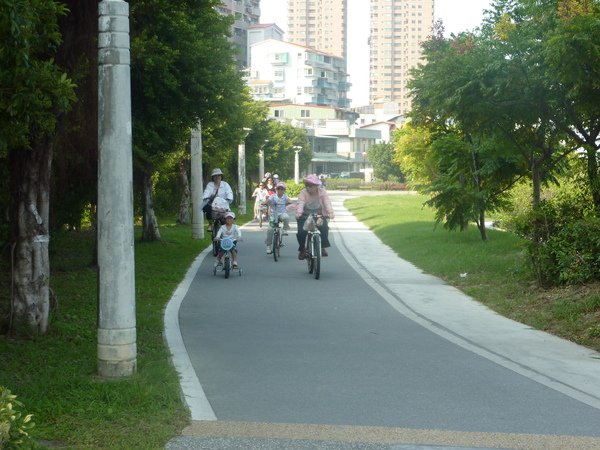 看他們騎車，開心的表情，真好