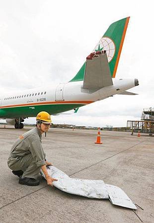 桃機跑道柏油 砸損長榮機翼