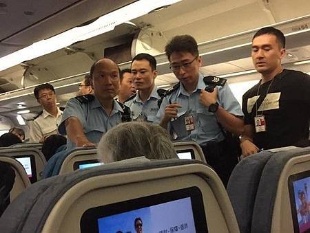 陸女「沒先訂兒童餐」  怒潑國泰空姐滿臉柳橙汁被逮