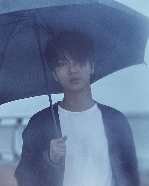 yesung-paper-umbrella4.jpg