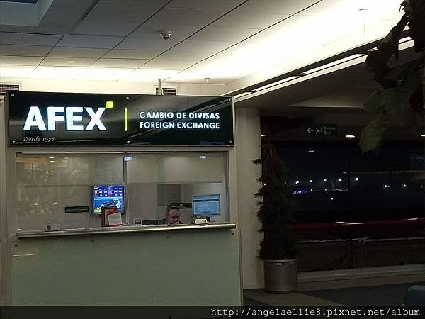 SCL Airport money exchange 1