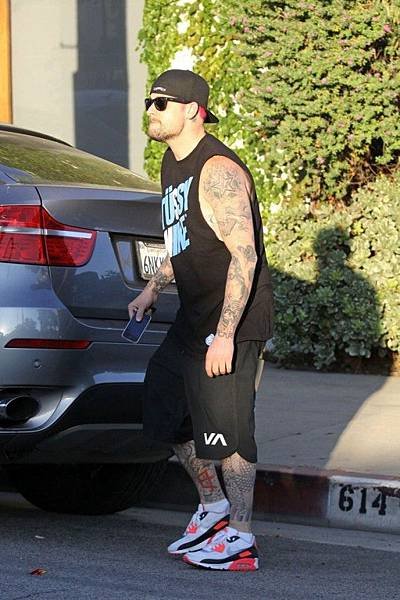 joel-madden-wearing-nike-air-max-90-infrared-07-570x855