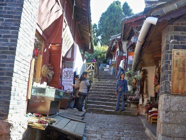 08.11.24麗江古城新華街黃山段