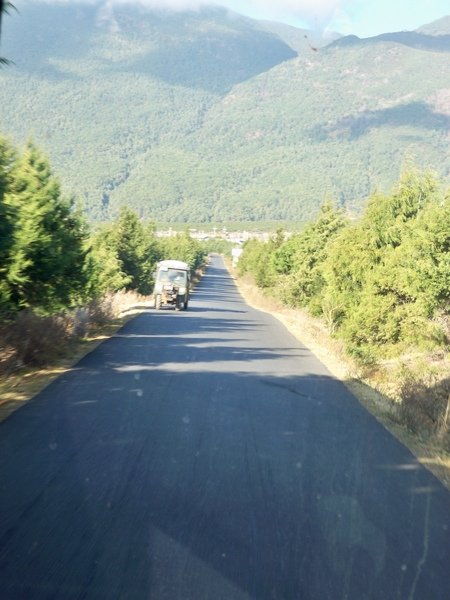 08.11.25麗江城往玉龍雪山的筆直道路