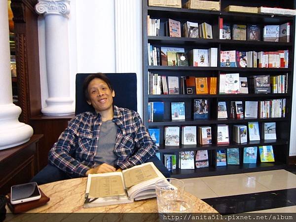 Moooon River Cafe &amp; Books