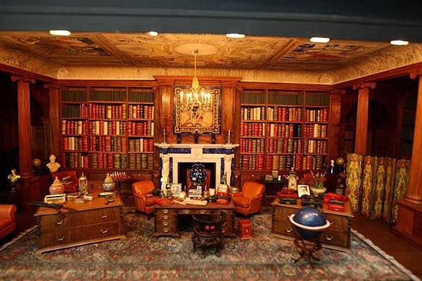 A view of the library of a Queen Mary&apos;s dolls house, at Windsor Castle-797363.jpg