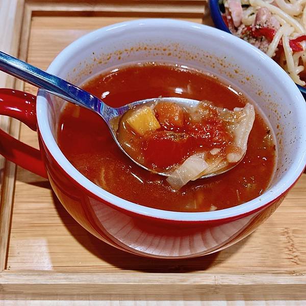 台北內湖 港墘 平價義大利麵 癮客 江南 番茄蔬菜湯02.JPG