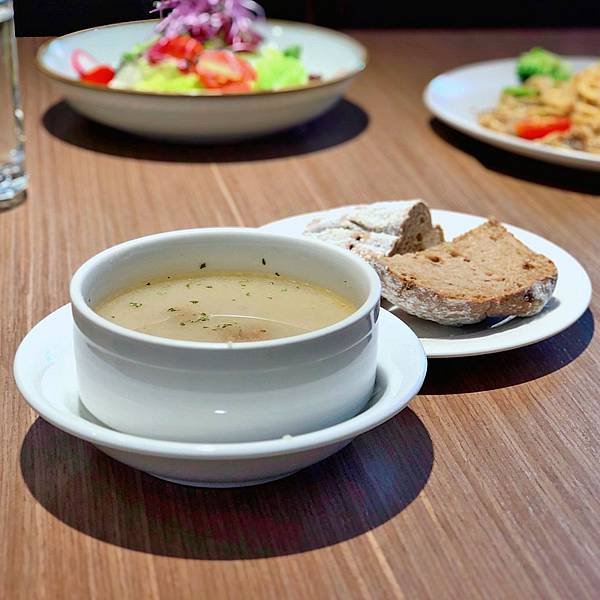 新北 新店 大坪林 美養廚房 義式蔬食 素食 雙人套餐 濃湯 麵包01.JPG