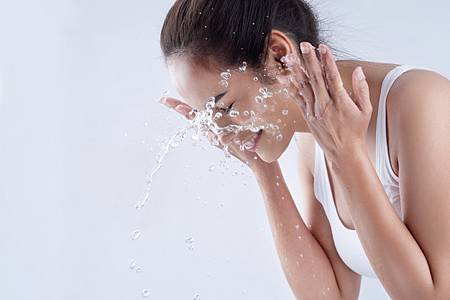 beautiful-woman-washing-her-face_46139-1495.jpg
