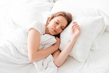 sleeping-young-woman-lies-bed-with-eyes-closed_171337-13215.jpg